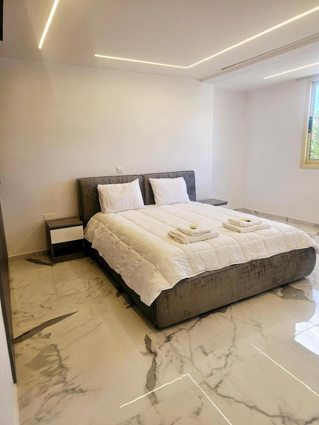Deluxe Apartment Pafos Exterior foto